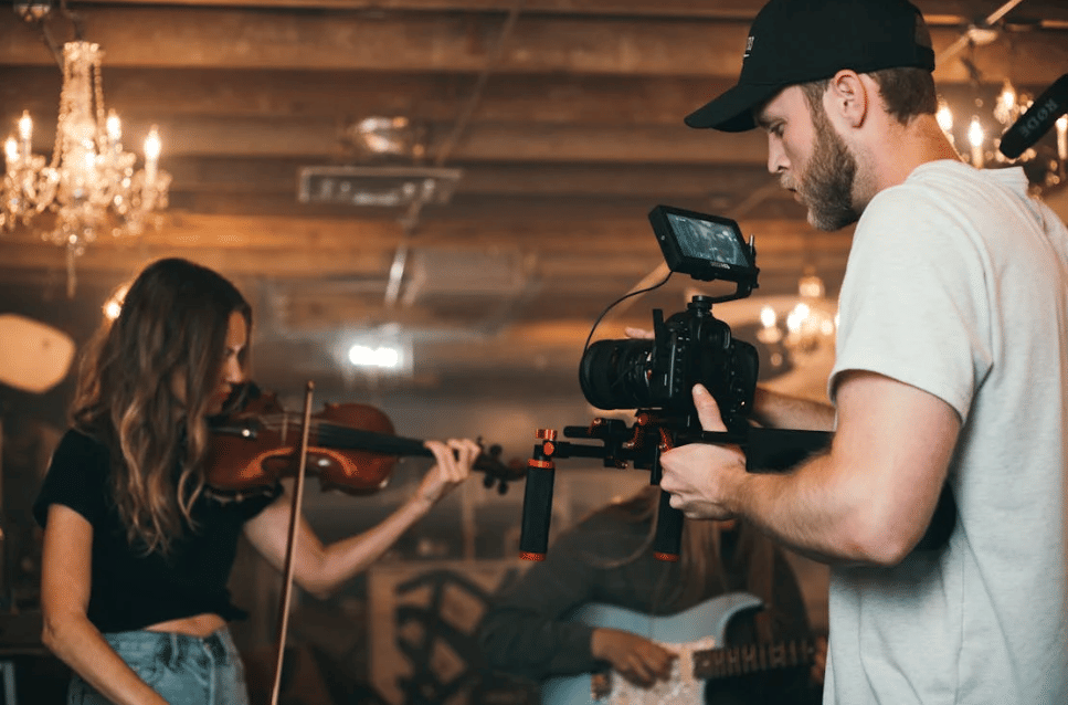illustrasi videografer (pexels.com/Kyle Loftus)