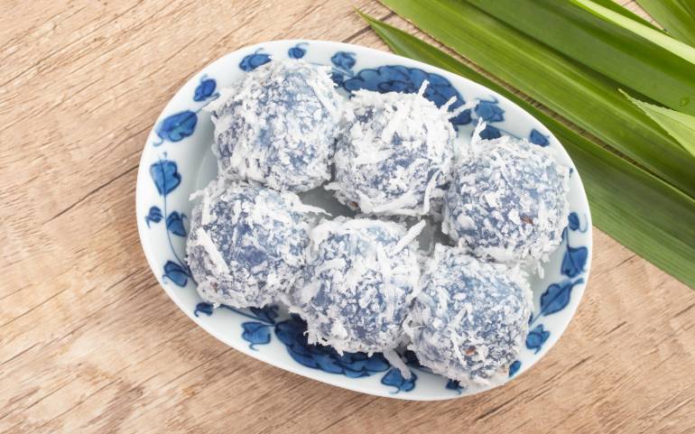 illustrasi klepon ubi ungu (vecteezy.com/mangolovemom kee)