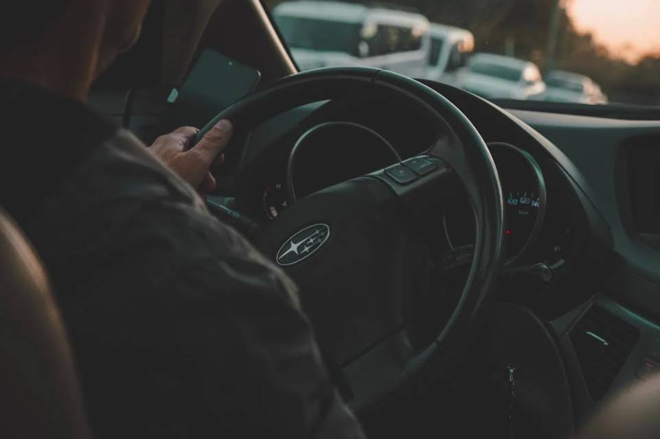 illustrasi mengendarai mobil (pexels.com/Tolga deniz Aran)