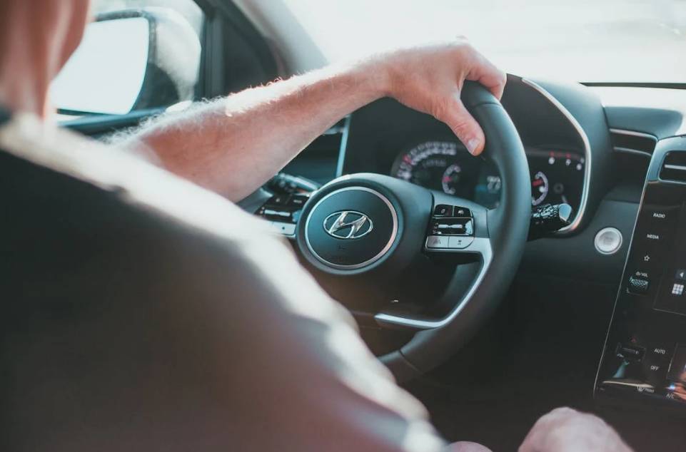 illustrasi mengendarai mobil (pexels.com/Erik Mclean)