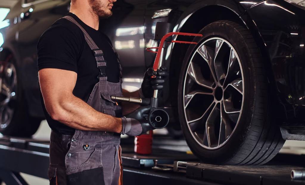 illustrasi servis ban mobil (freepik.com/fxquadro)