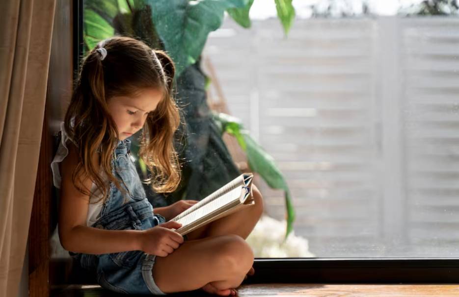 illustrasi anak membaca buku (freepik.com/freepik)