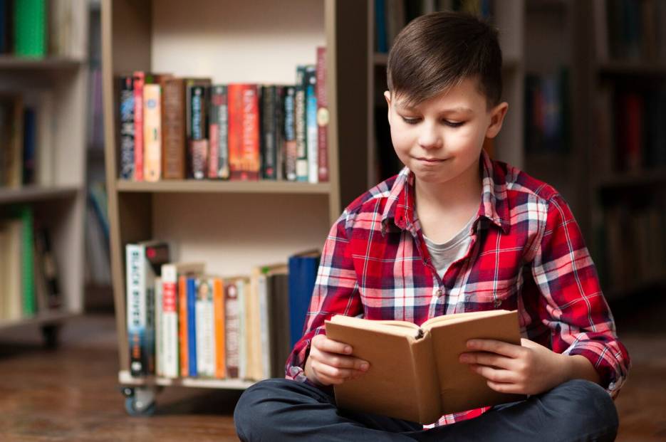 illustrasi anak membaca buku (freepik.com/freepik)