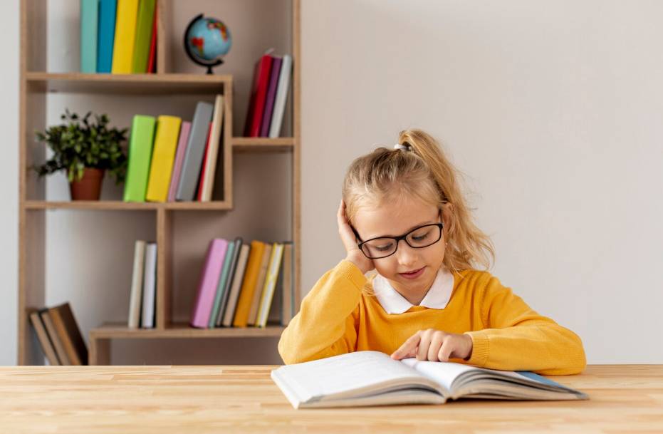 ilustrasi anak membaca buku