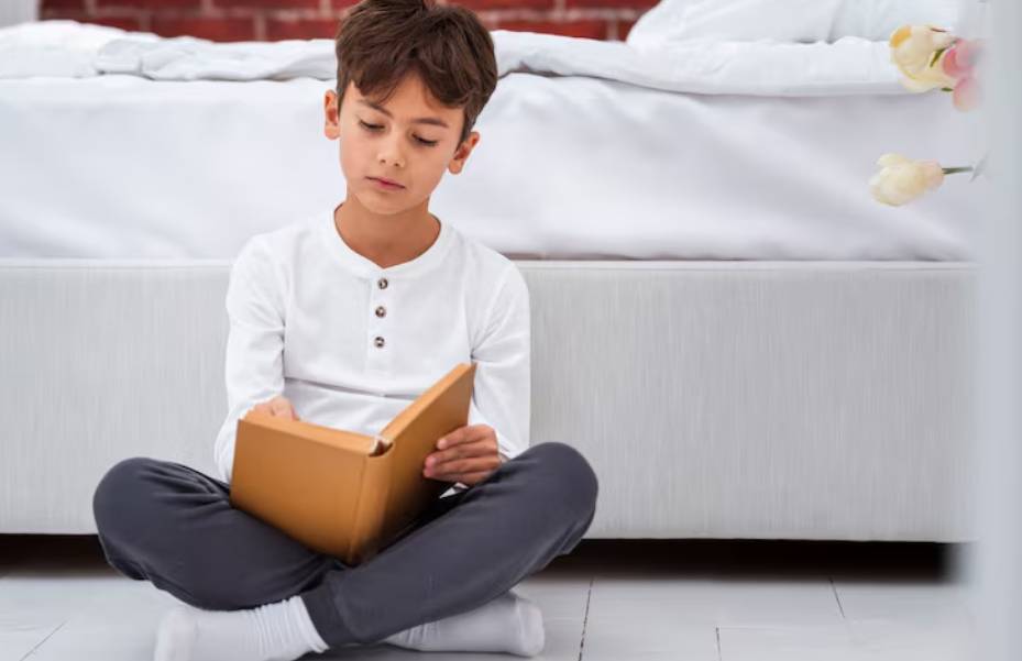 illustrasi anak membaca buku (freepik.com/freepik)