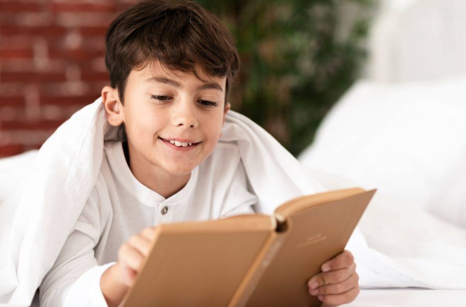 illustrasi anak membaca buku (freepik.com/freepik)