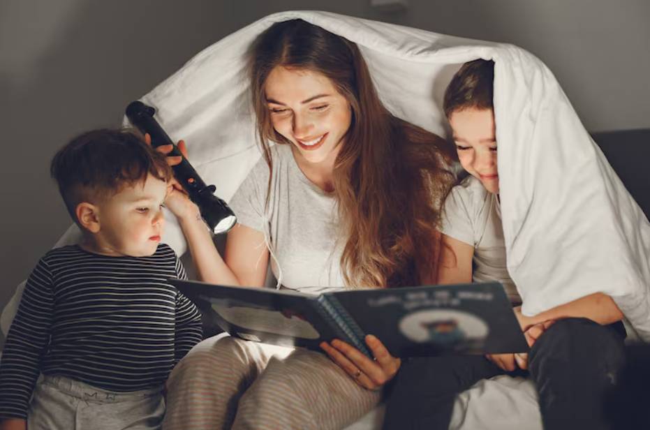 illustrasi orang tua storytelling (freepik.com/prostooleh)