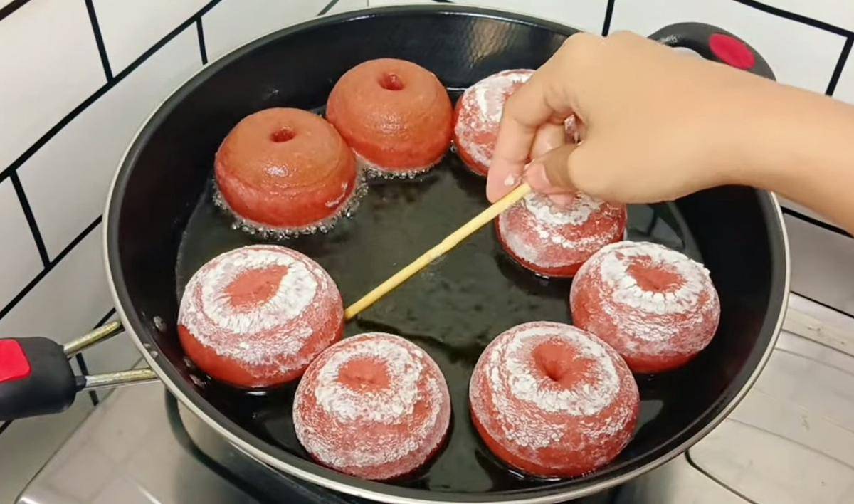 ilustrasi menggoreng donat kentang red velvet (YouTube.com/vieCook)