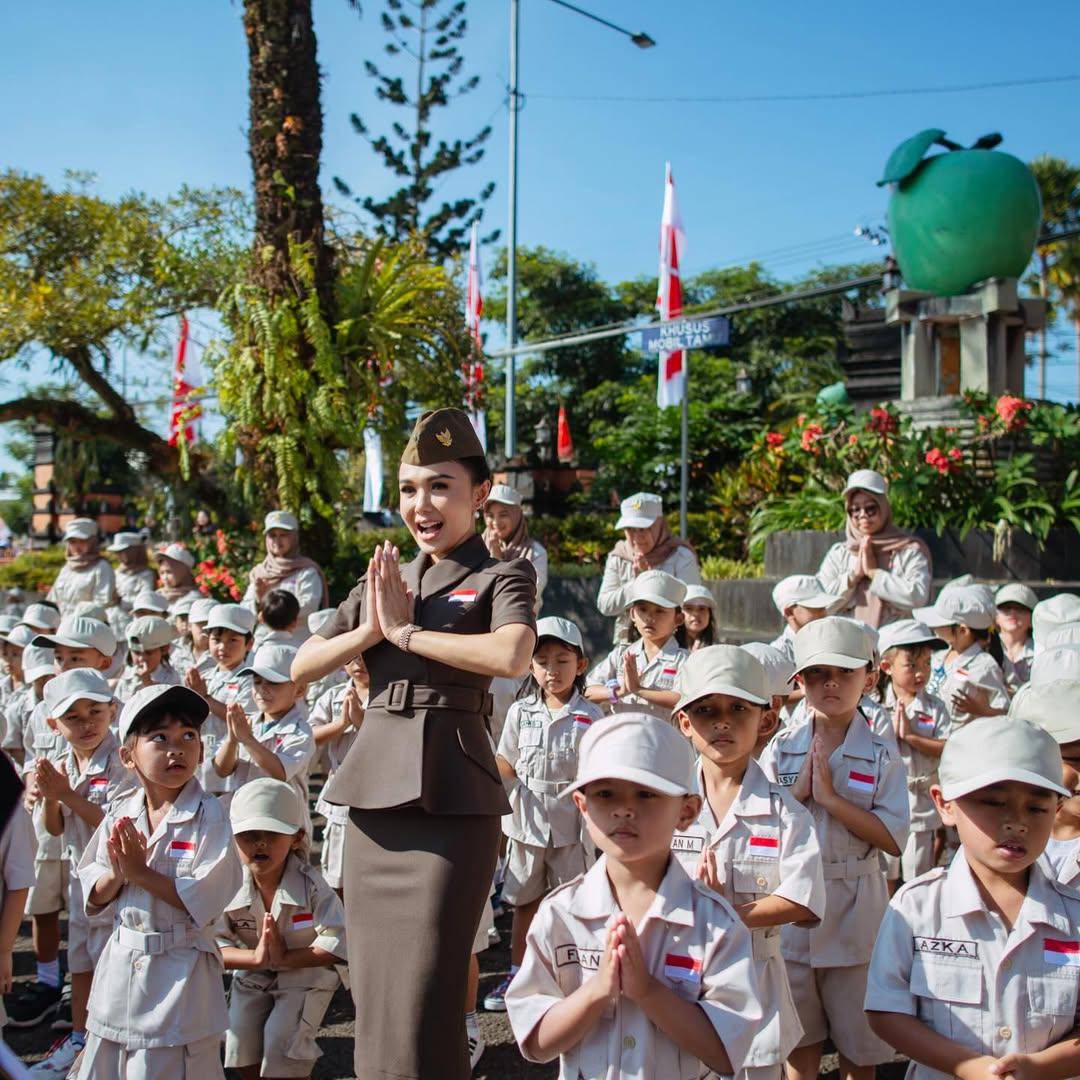potret Yuni Shara upacara di sekolah paud 