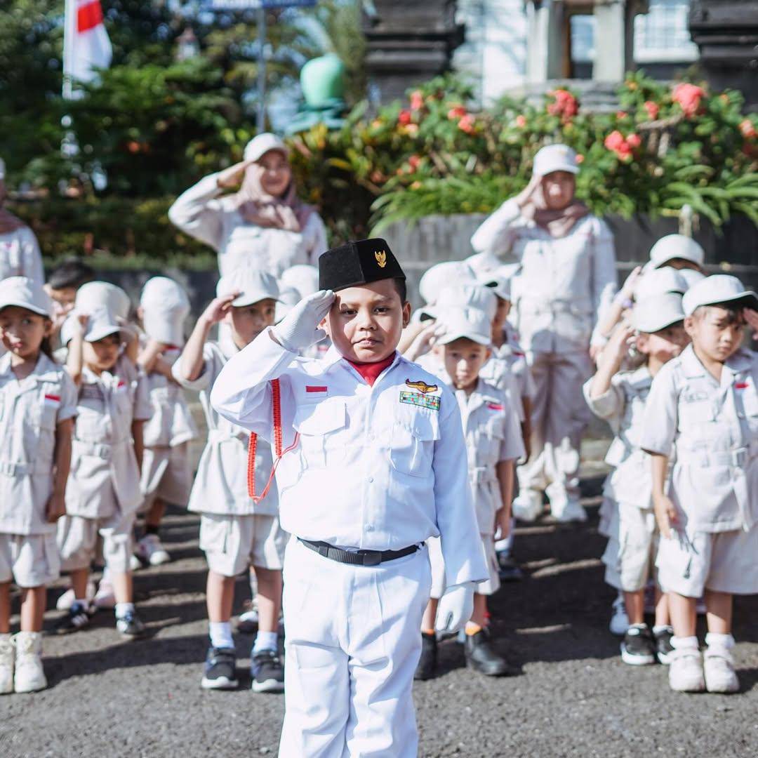 potret upacara di sekolah paud Yuni Shara 