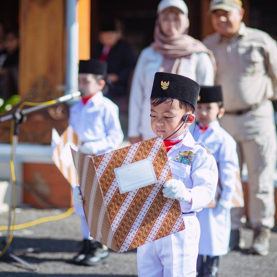 potret upacara di sekolah paud Yuni Shara 