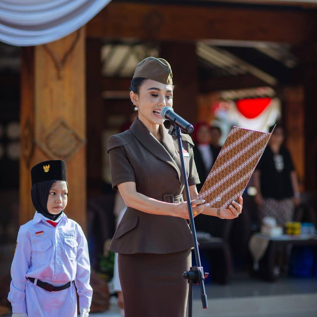 potret Yuni Shara upacara di sekolah paud 