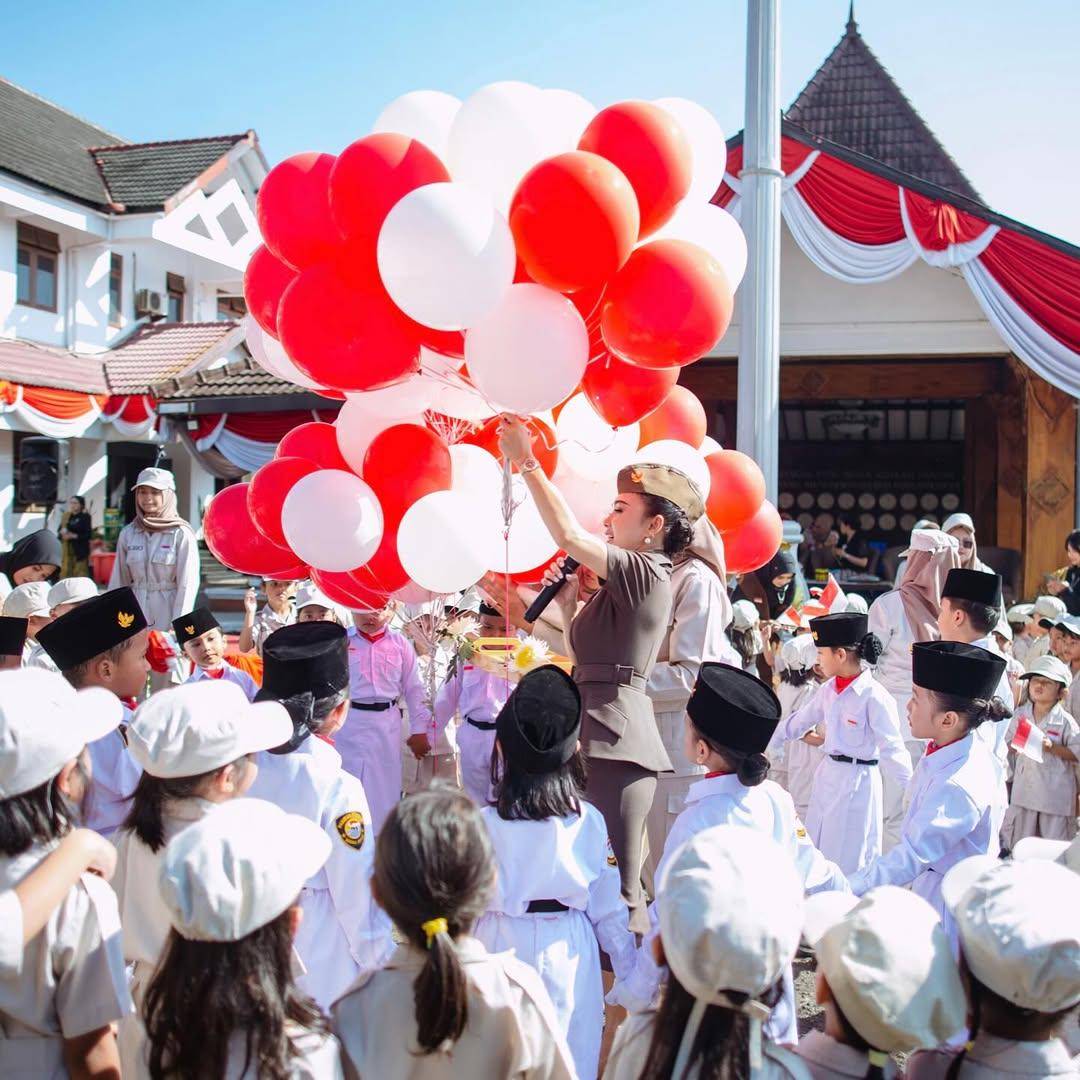 potret upacara di sekolah paud Yuni Shara
