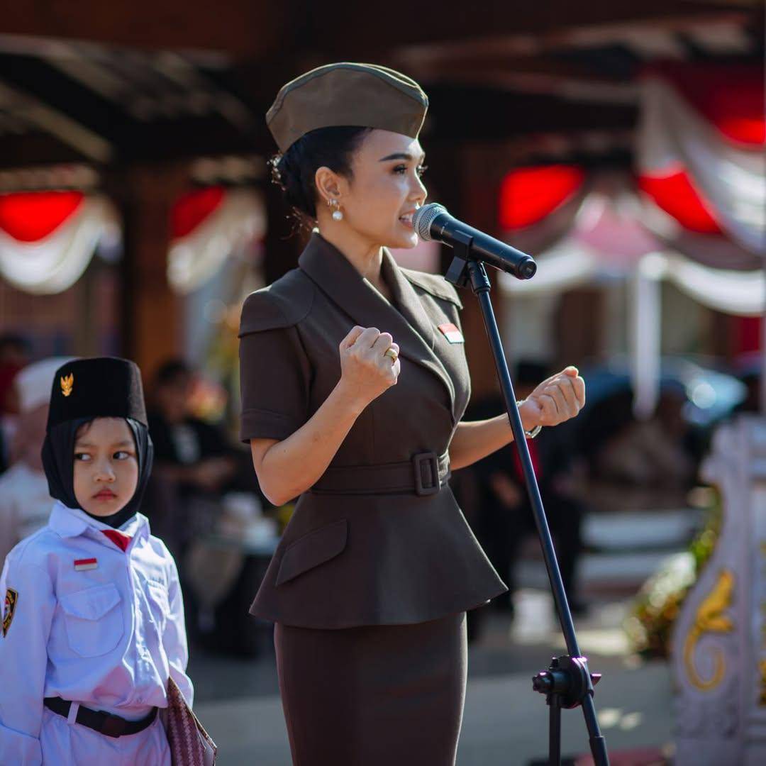 potret Yuni Shara upacara di sekolah paud 