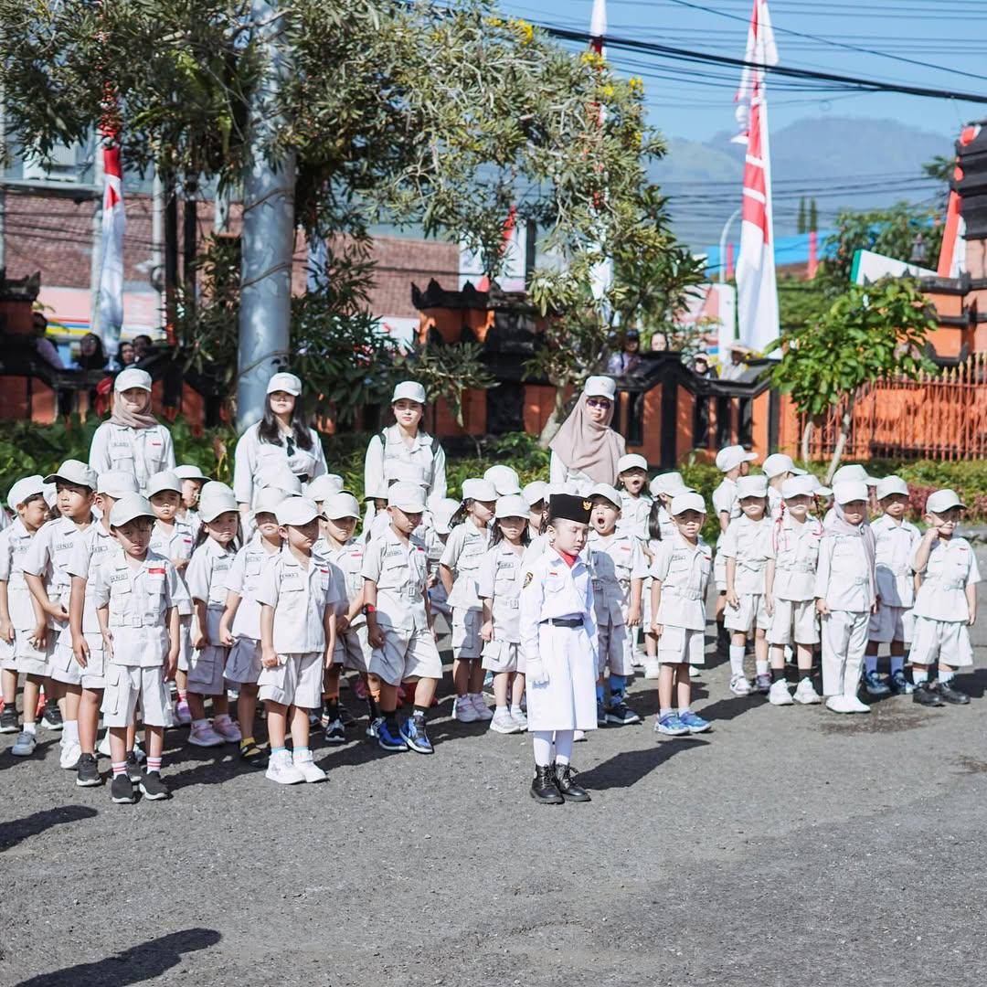 potret upacara di sekolah paud Yuni Shara 