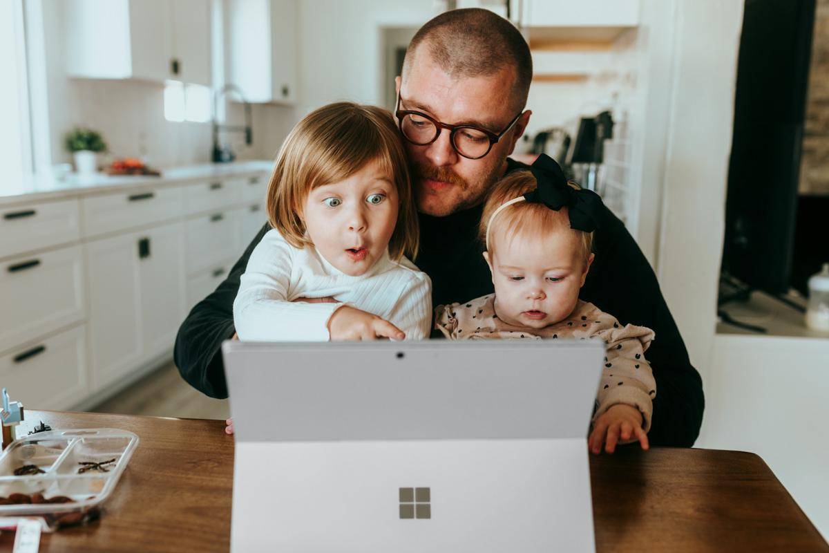 ilustrasi ayah yang mengasuh anak sambil bekerja dari rumah (unsplash.com/Surface)