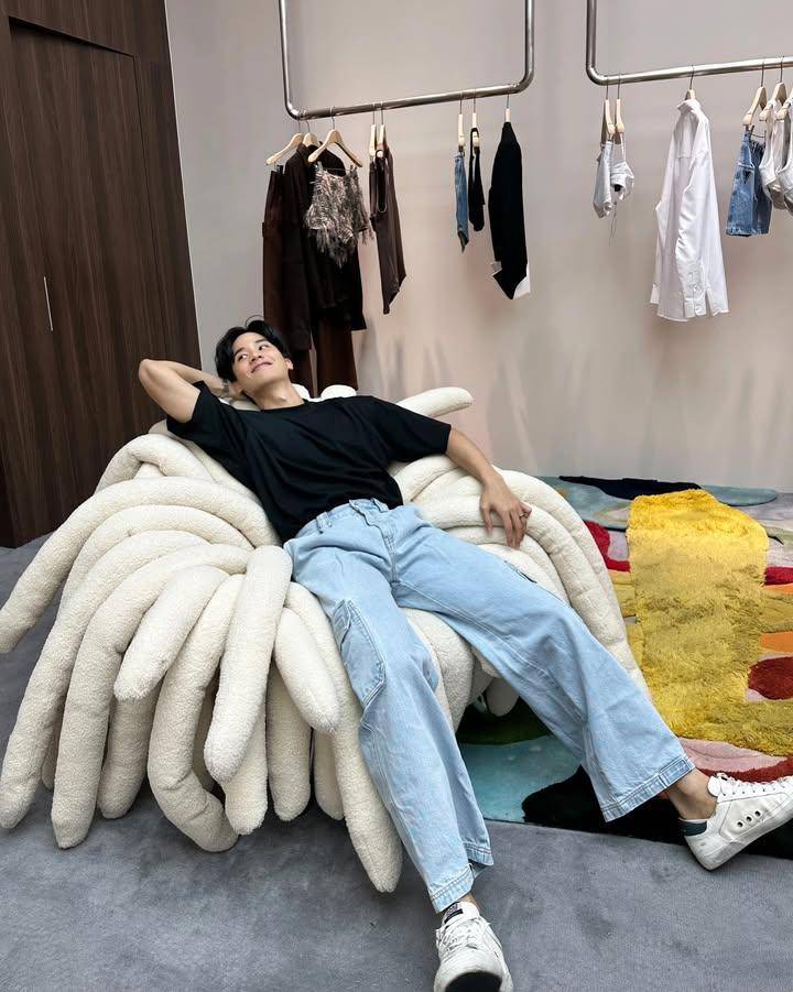 styling plain t-shirt ala Tay Tawan (instagram.com/tawan_v)