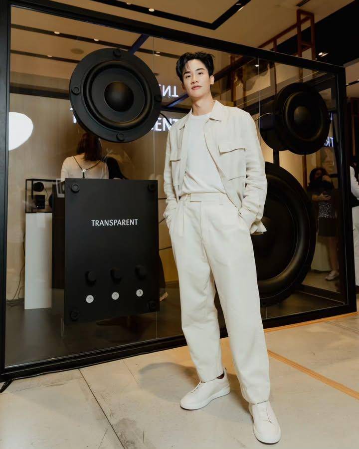 styling plain t-shirt ala Tay Tawan (instagram.com/tawan_v)