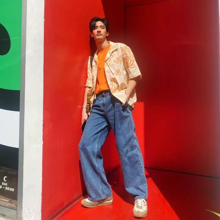 styling plain t-shirt ala Tay Tawan (instagram.com/tawan_v)