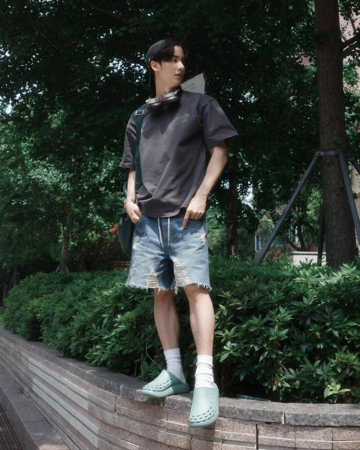 styling plain t-shirt ala Tay Tawan (instagram.com/tawan_v)