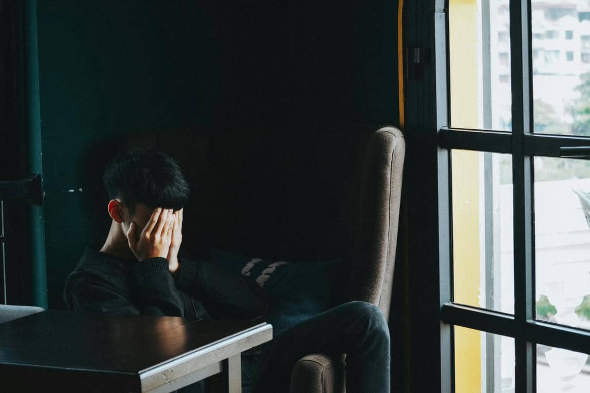 ilustrasi pria mengalami fase quarter life crisis (unsplash.com/Toan Nguyen)