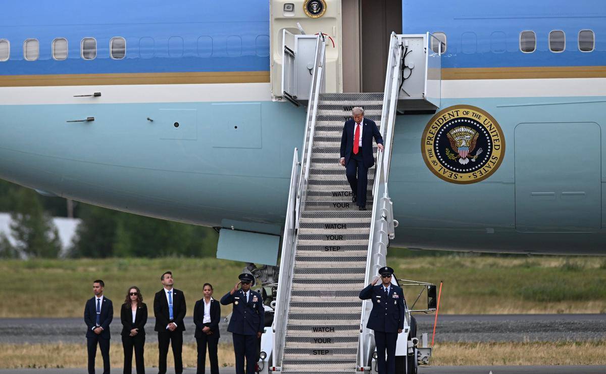 Presiden Trump turun dari Air Force One. (en.wikipedia.org/kremlin.ru)