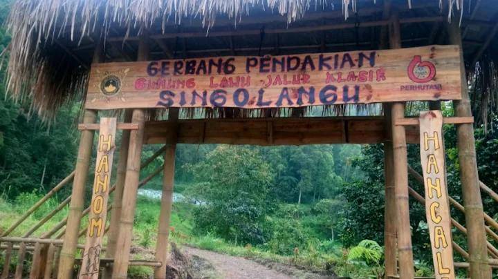 ilustrasi gerbang pendakian Gunung Lawu via Singolangu