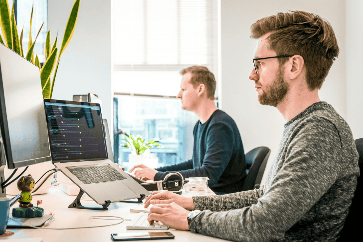 ilustrasi pria bekerja di depan laptop