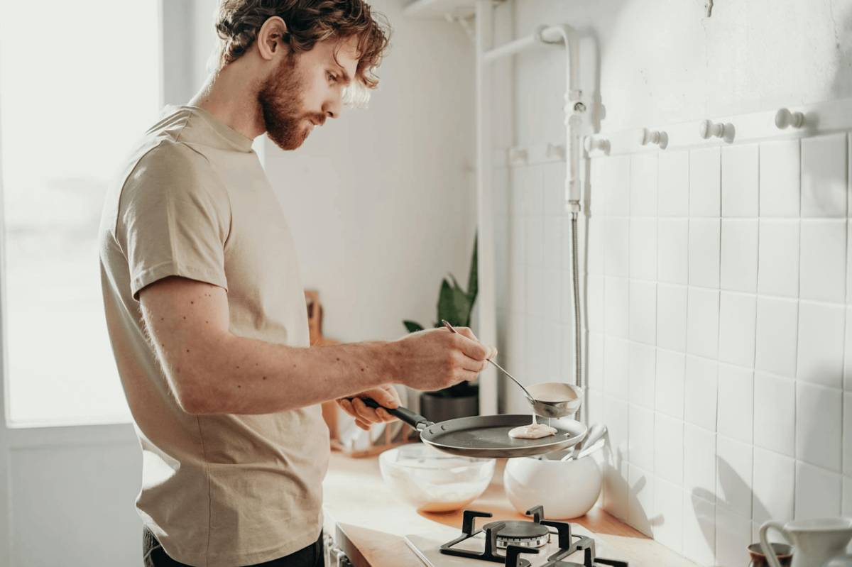ilustrasi pria memasak untuk pasangannya (pexels.com/cottonbro studio)