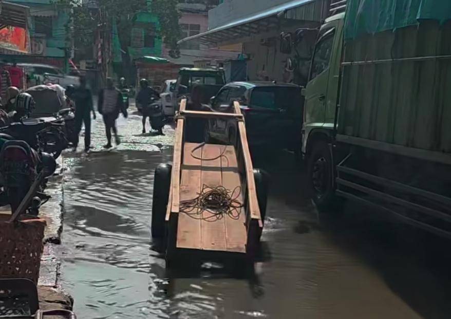Aksi protes warga di komplek Pertokoan 16 Ilir Palembang akibat genangan air yang terjadi satu bulan terakhir (Instagram: @Susantokomah)