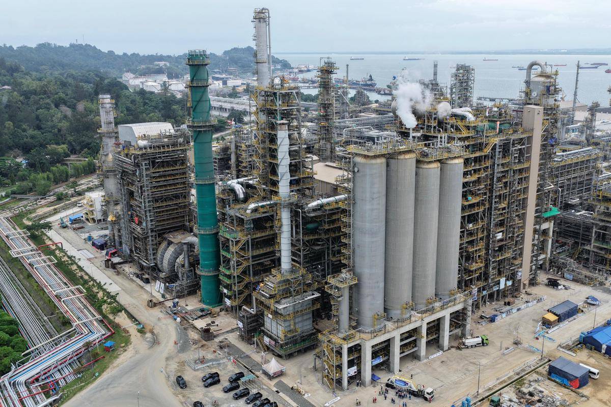 PT Kilang Pertamina Balikpapan (KPB) mencatat pencapaian penting dengan melaksanakan pemasukan perdana catalyst pada unit Residue Fluid Catalytic Cracking (RFCC).