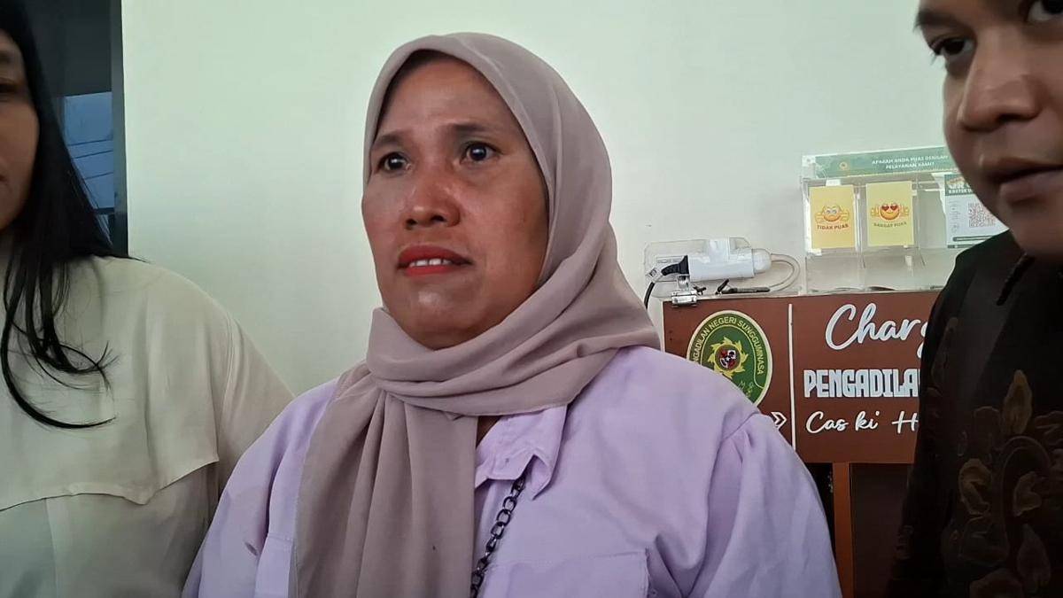 Satriani Dg Ngai (45), ibu korban pembunuhan di Gowa menghadiri persidangan terdakwa di PN Sungguminasa, Selasa (19/8/2025). (IDN Times/Darsil Yahya)