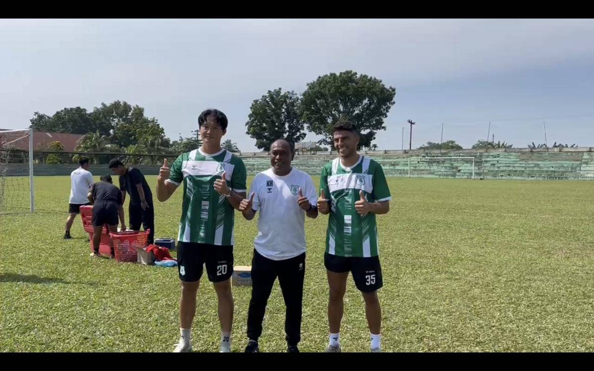 Kas Hartadi bersama dua pemain asing PSMS (dok.istimewa)