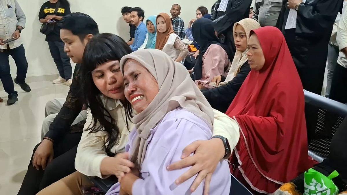 Ibu korban pembunuhan di Gowa menghadiri persidangan terdakwa di PN Sungguminasa, Selasa (19/8/2025). (IDN Times/Darsil Yahya)