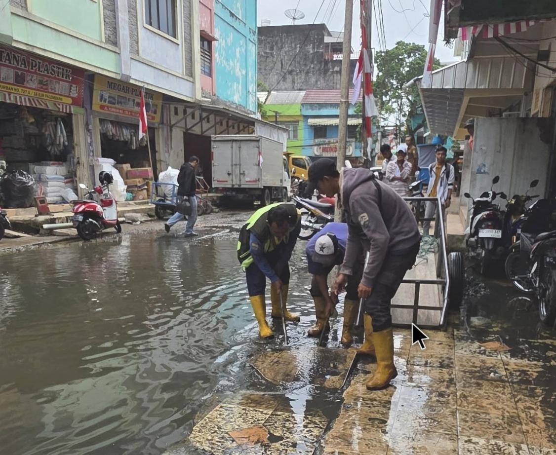 Aksi protes warga di komplek Pertokoan 16 Ilir Palembang akibat genangan air yang terjadi satu bulan terakhir (Instagram: @Susantokomah)
