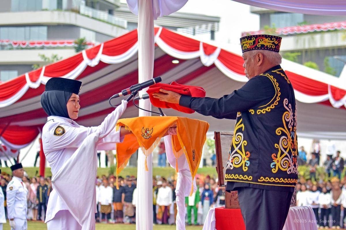 Kepala OIKN, Basuki Hadimuljono, selaku inspektur upacara menyerahkan bendera Merah Putih.