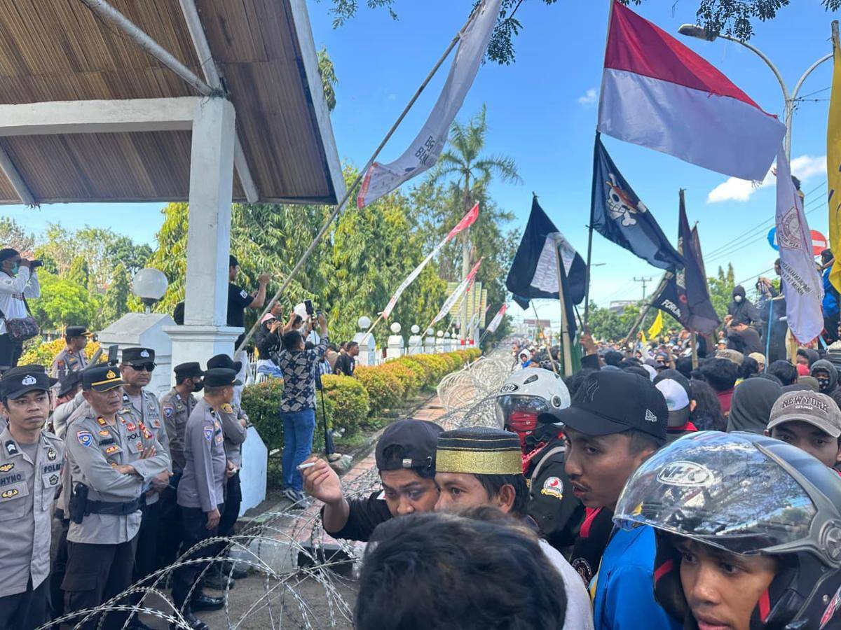 Demo tolak kenaikan pajak PBB-p2 di Kabupaten Bone