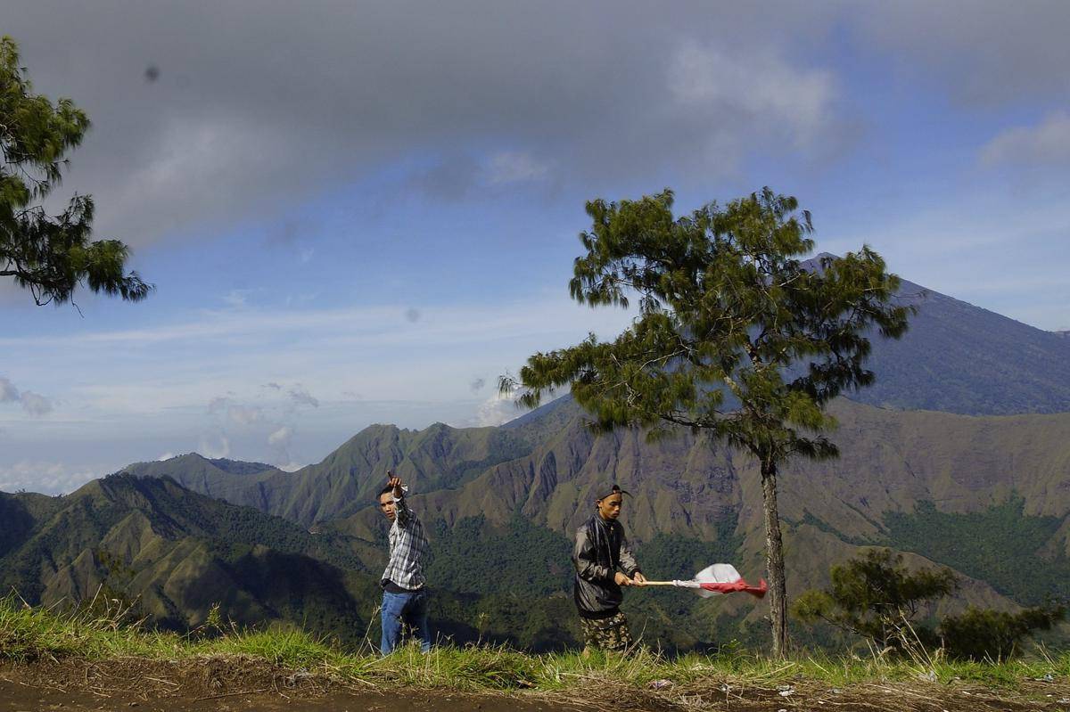 Bukit Nanggi berlatar pegunungan, Lombok Timur