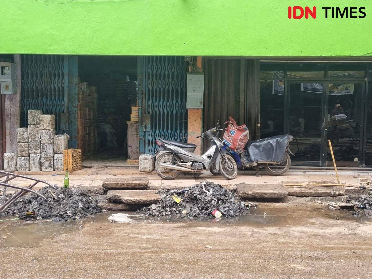 Kondisi jalan Purban Komplek Pertokoan 16 Ilir Palembang tergenang air akibat drainase yang tidak berjalan (IDN Times/Rangga Erfizal)