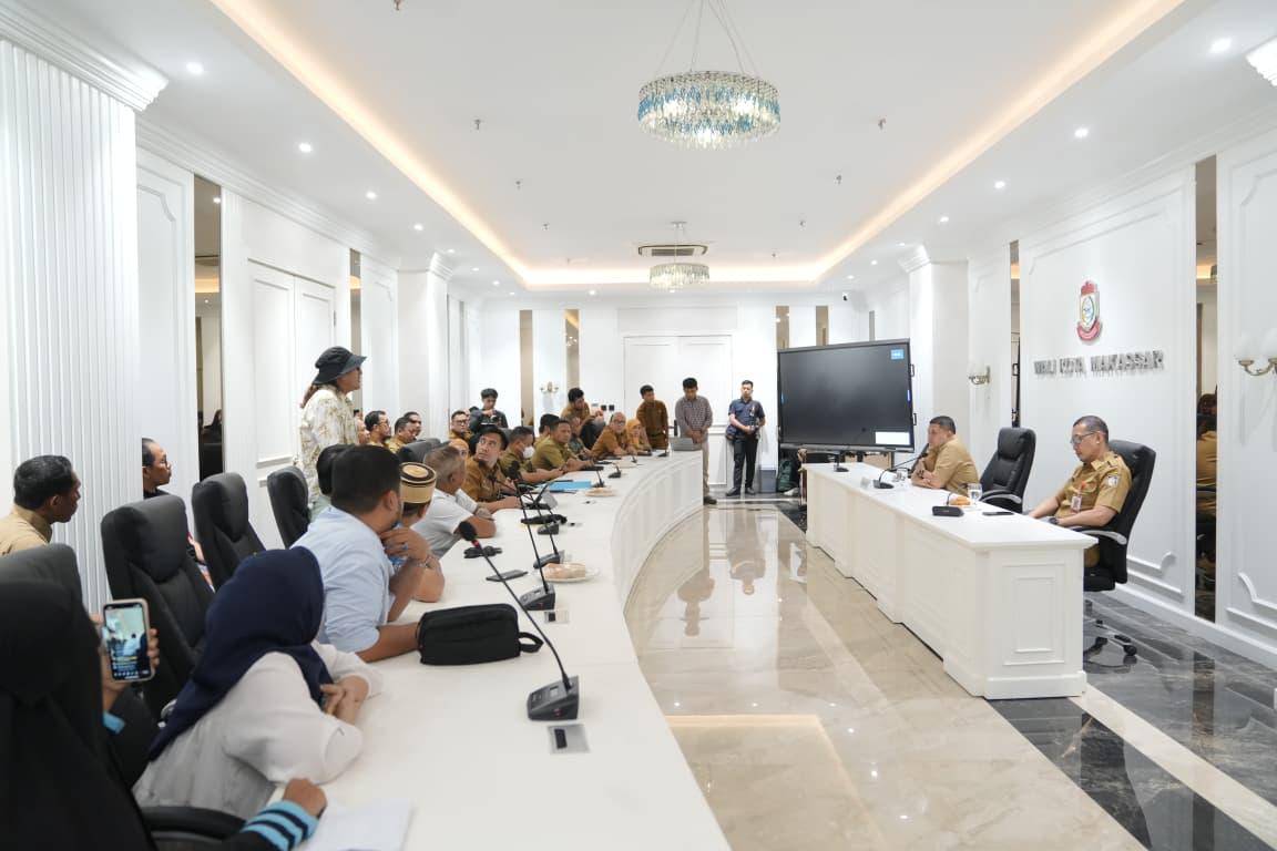 Wali Kota Makassar Munafri Arifuddin menerima aspirasi warga Tamalanrea terkait rencana lokasi pembangunan PLTSa di Balai Kota, Selasa (19/8/2025).