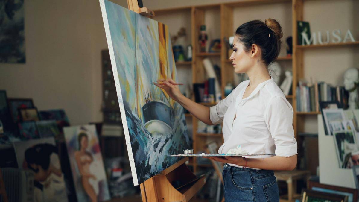 Ilustrasi perempuan sedang melukis (unsplash.com/Vitaly Gariev)