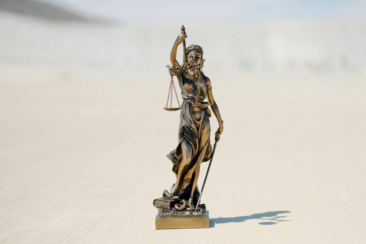 ilustrasi hukum (Unsplash/Wesley Tingey)