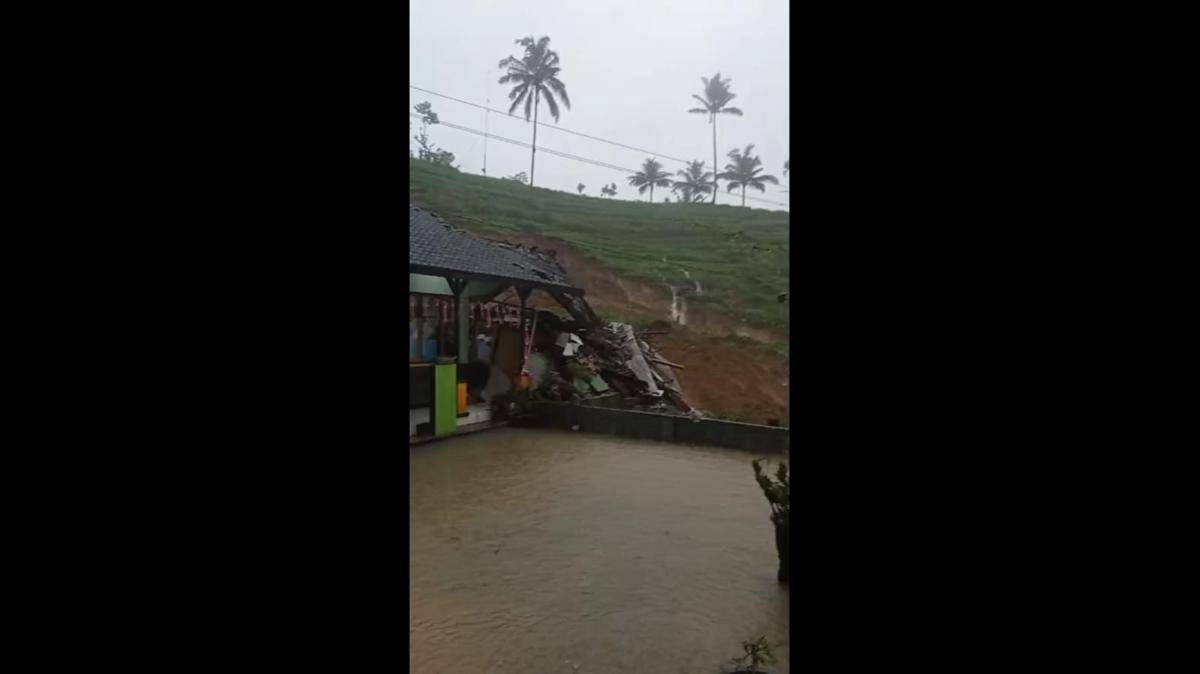 Bangunan SDN 2 Kradinan Tulungagung terkena longsor. IDN Times/ istimewa