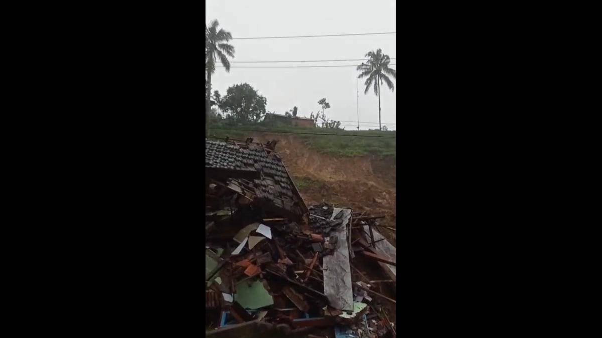 Bangunan SDN 2 Kradinan Tulungagung terkena longsor. IDN Times/ istimewa