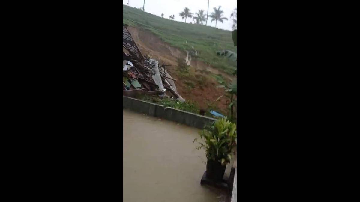 Bangunan SDN 2 Kradinan Tulungagung terkena longsor. IDN Times/ istimewa