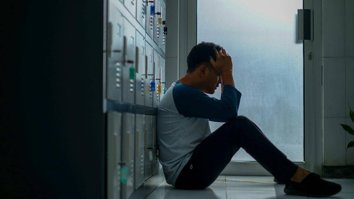 ilustrasi pria mengalami fase quarter life crisis (unsplash.com/yosipri)