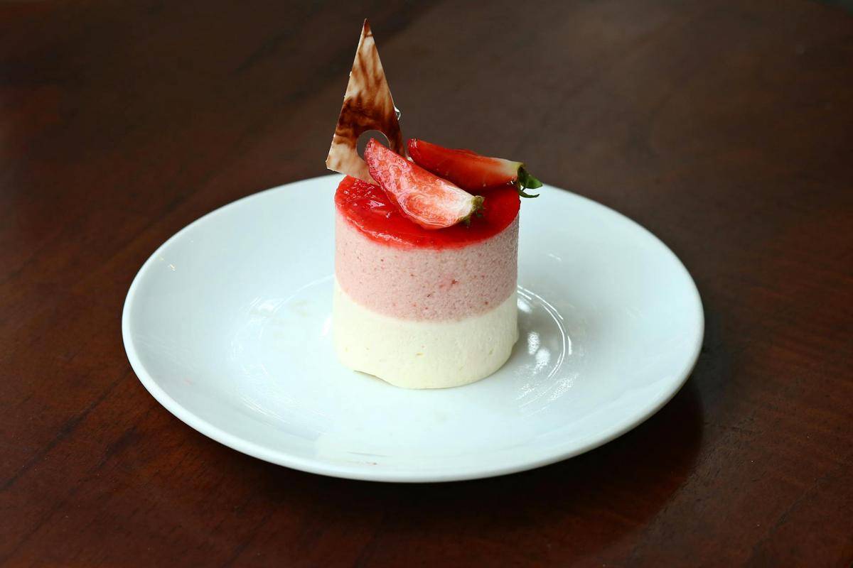ilustrasi mousse strawberry