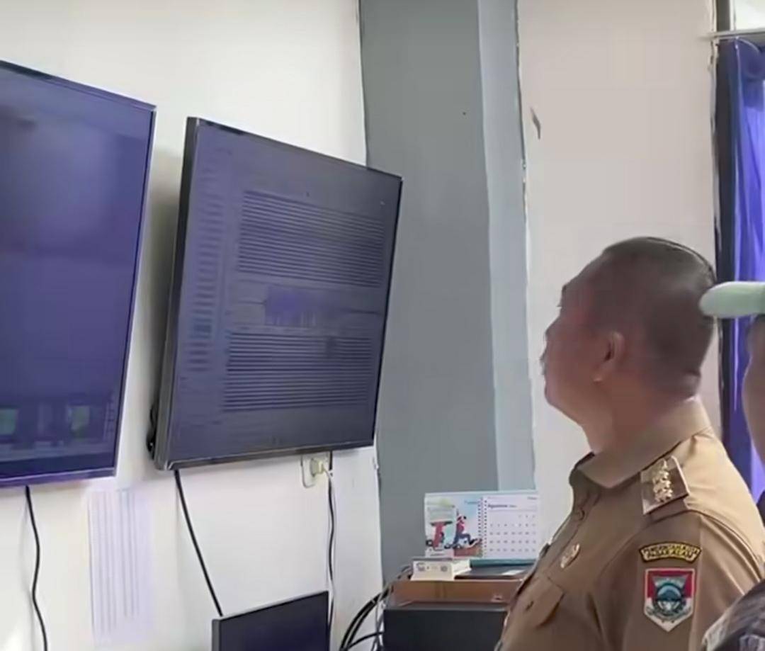 Walikota Pagar Alam saat meninjau Pos Pemantau GAD guna memastikan keamanan pascaerupsi. (Dok. Pos Pemantau GAD)