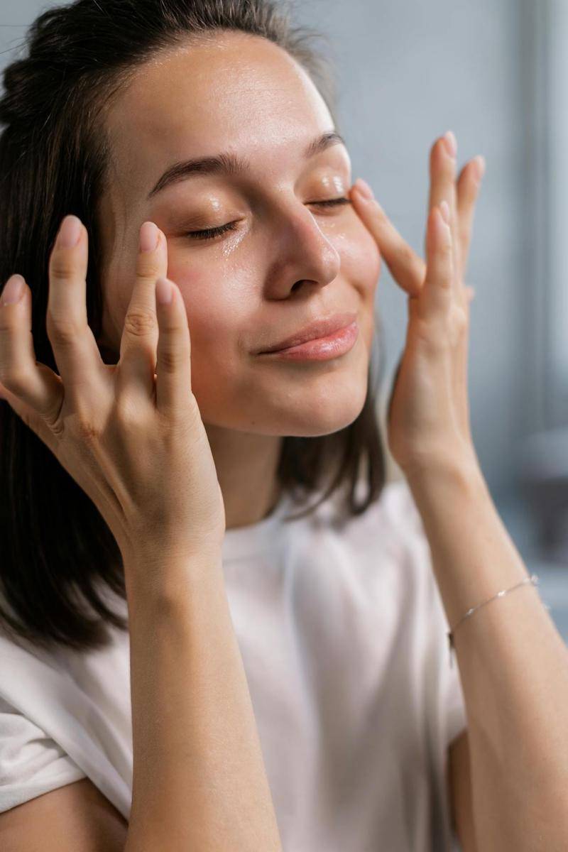 Seseorang sedang skincare (pexels.com/Alena Darmel)