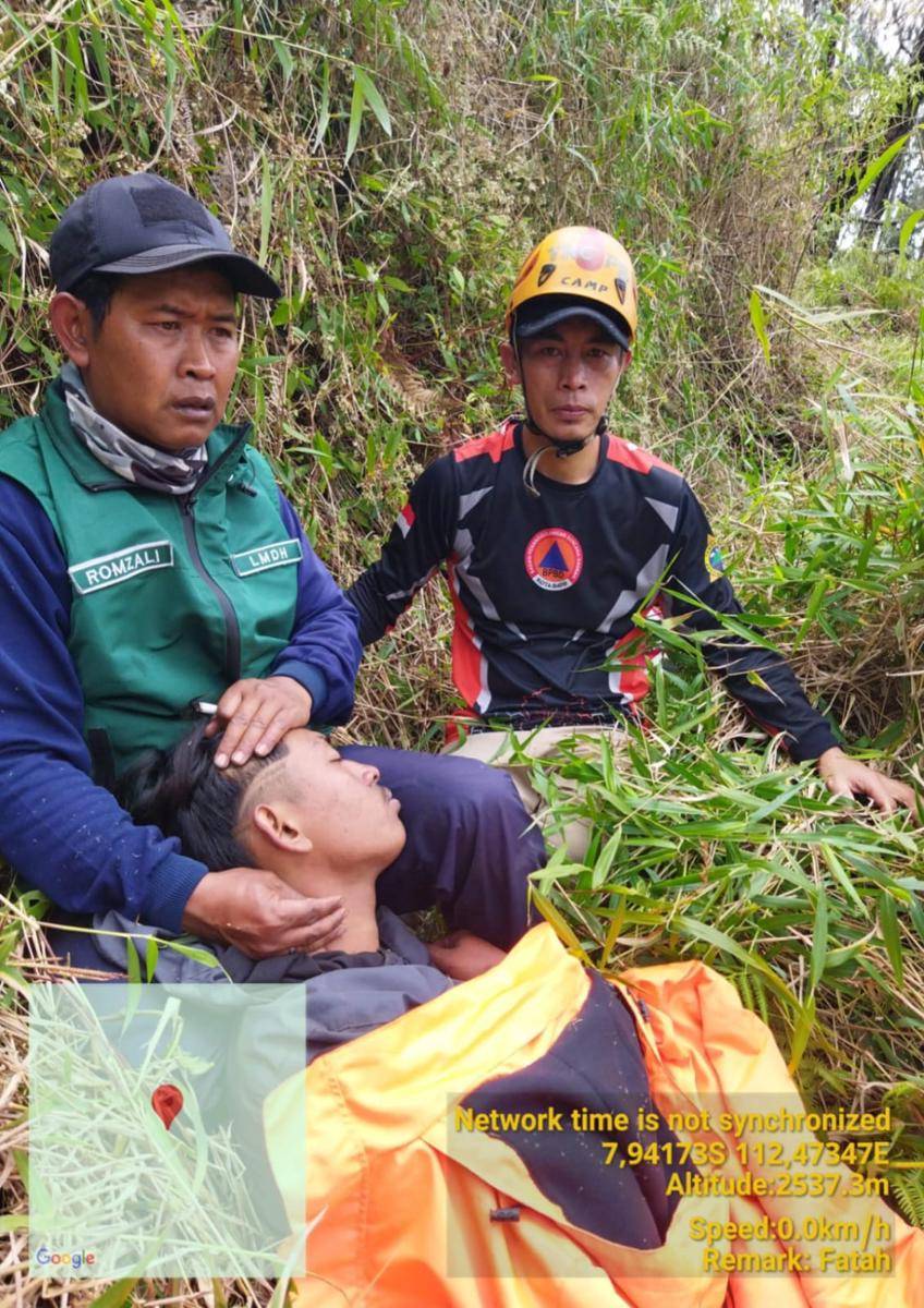 Proses evakuasi Chamdan dari Gunung Buthak. (Dok. SAR Surabaya)